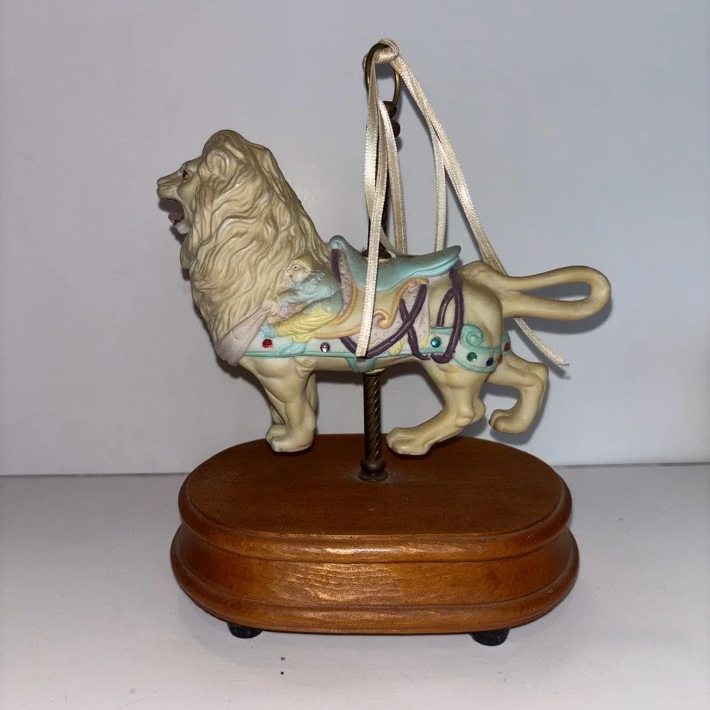 Vintage Porcelain Carousel Lion Music Box Wood Base Memories 8